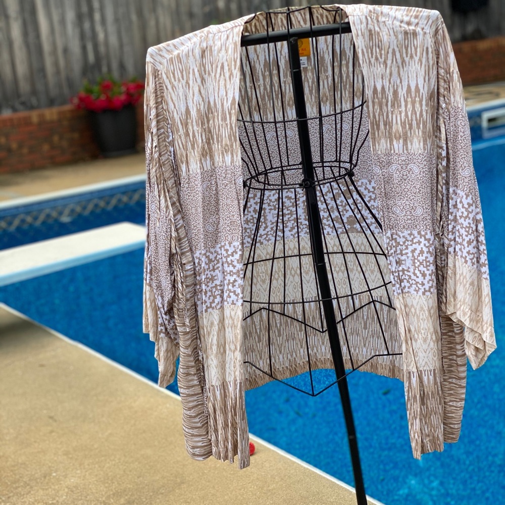 Beautiful flowy cardigan with some fringe. Size 3X